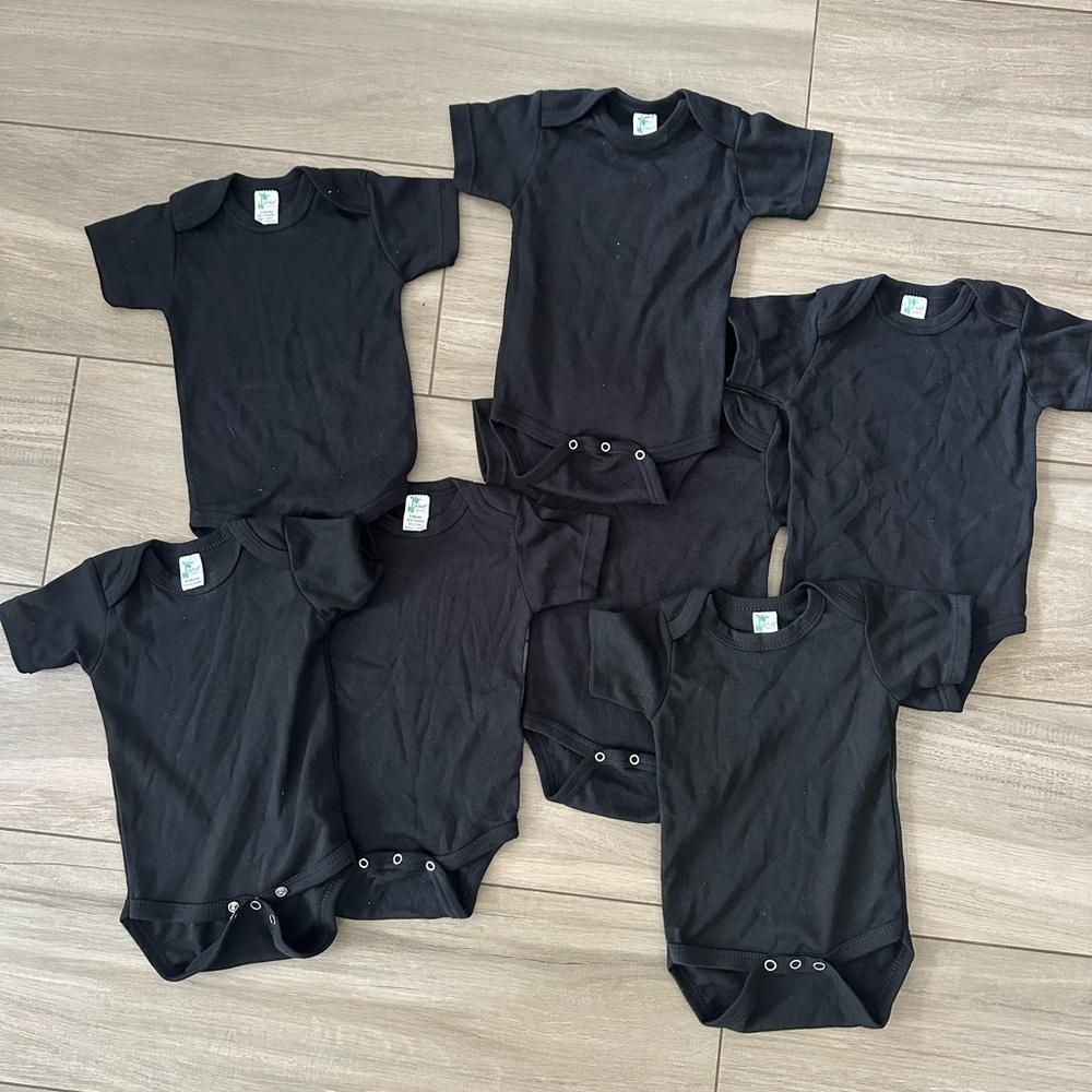 Bulk black onesies laughing giraffe. Brand new never used. 7 onesies